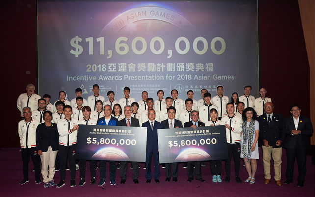 Officiating guests joined the silver medallists, representatives from SF&OC, representatives from respective National Sports Associations and coaches for a group photo during the ceremony.